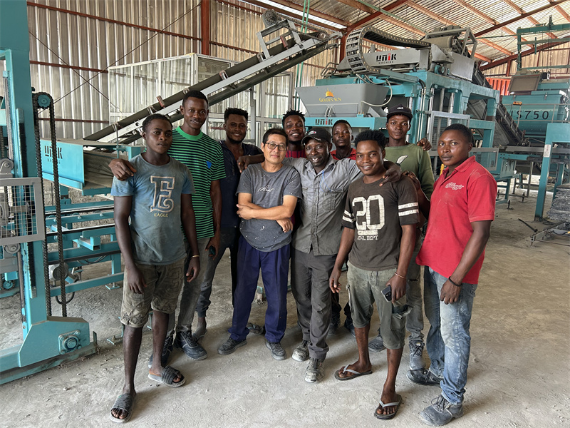 Støpemaskin for betongblokker til salgs i Nigeria: UNIK Machinery skiller seg ut