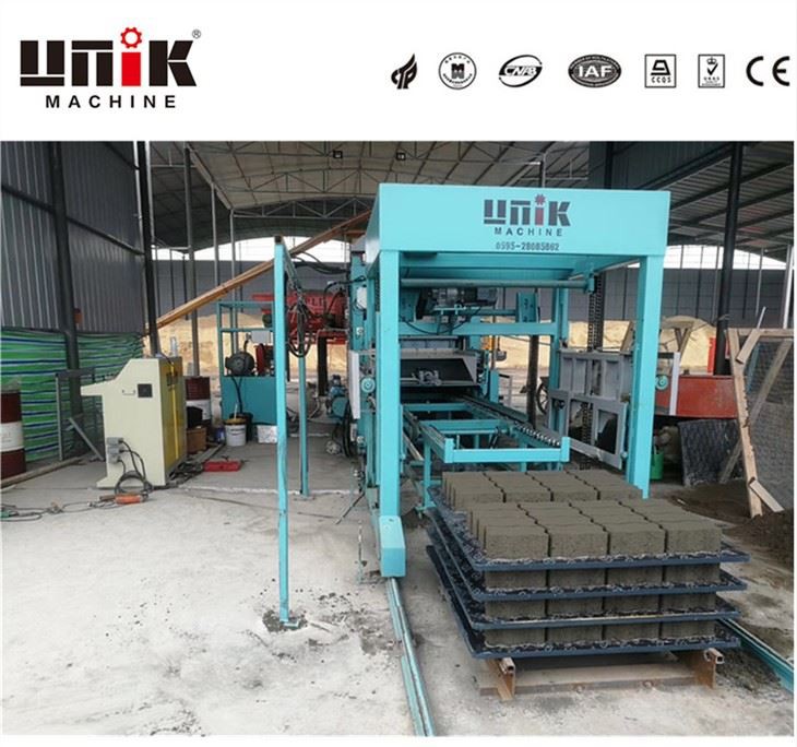 Produksjonsmaskin for utleggerblokk